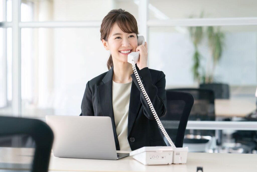 就業規則作成のお問い合わせを受け付ける女性