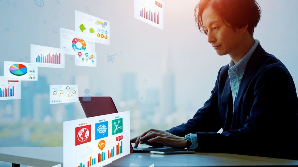 就業規則作成に必要な情報をリストアップするコンサルタント